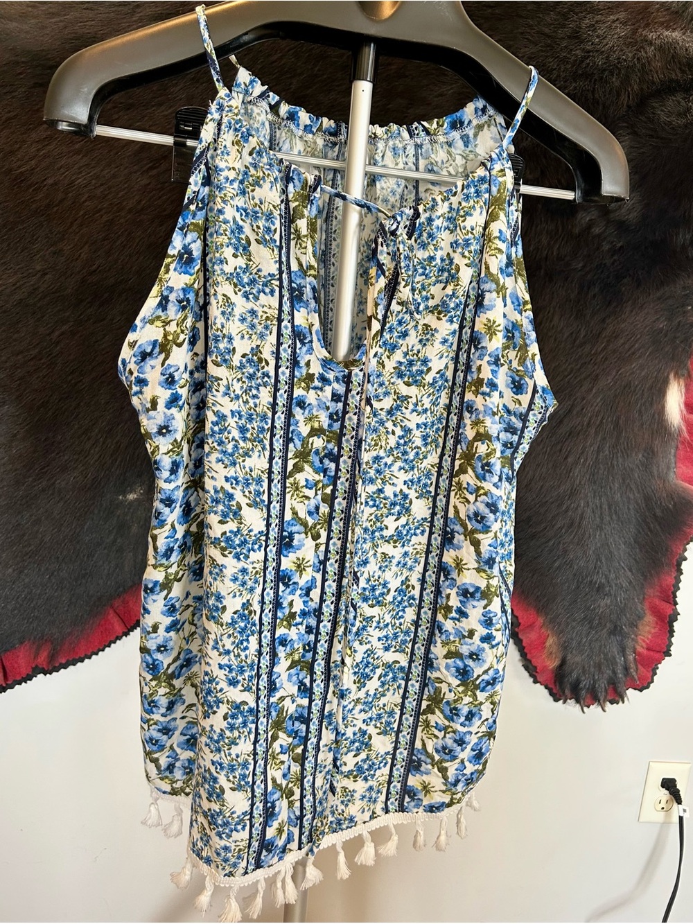 7th Day Blue Floral Women’s Top with Tassel Hem Sz L - Picture 2 of 6
